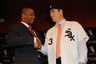 Robin Ventura, the new manager of the Chicago White Sox, shakes hands with general manager Kenny Williams during an introductory press conference at U.S. Cellular Field on October 11, 2025 in Chicago, Illinois. (Photo by Jonathan Daniel/Getty Images)